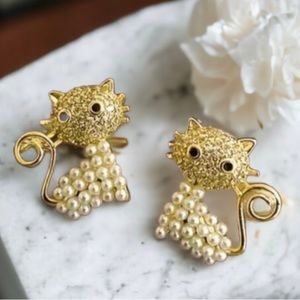NWT  Pearly Cat Stud Earrings